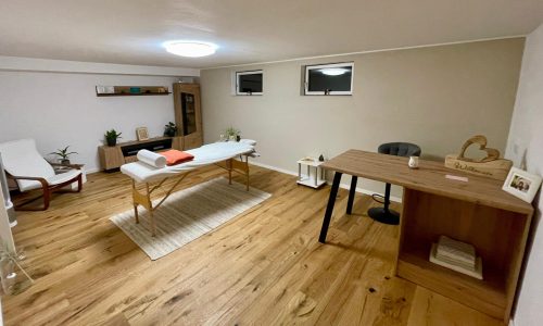 Massageliege im Behandlungsraum der Praxis in Karlskron